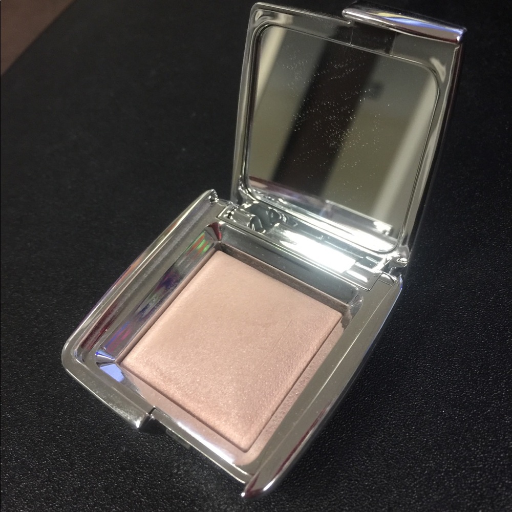 Hourglass ambient strobe powder highlighter